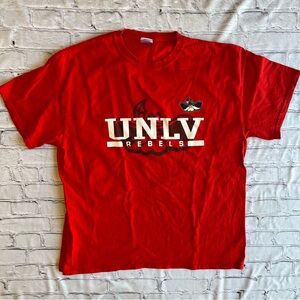 UNLV HEY REB Gildan Mens T-shirt Running Rebels Rare Old Mascot EUC Short Sleeve